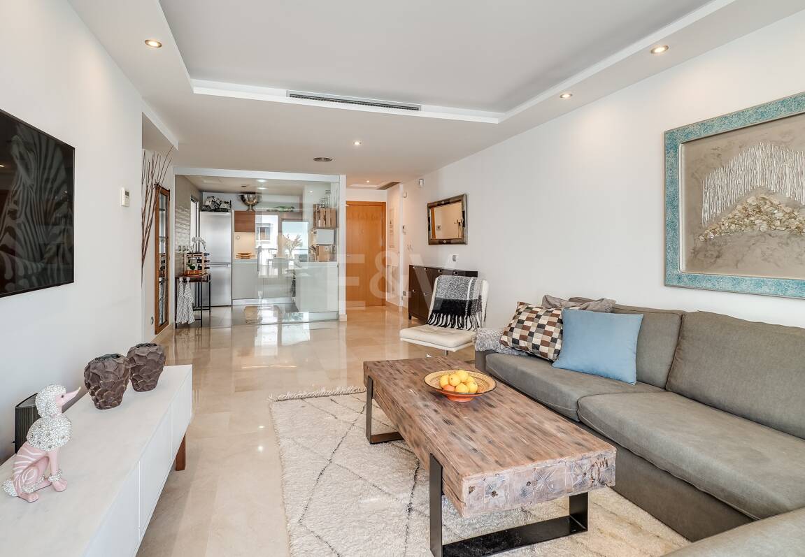 Fantastisk samtida takvåning i San Pedro Beach med Beach och Mountain Views