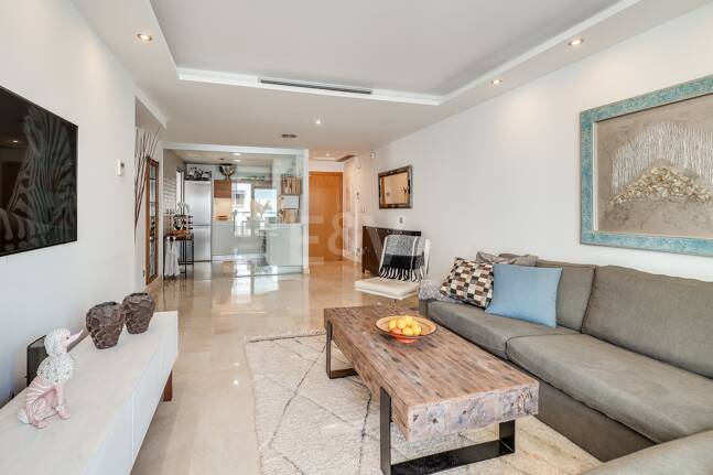 Fantastisk samtida takvåning i San Pedro Beach med Beach och Mountain Views