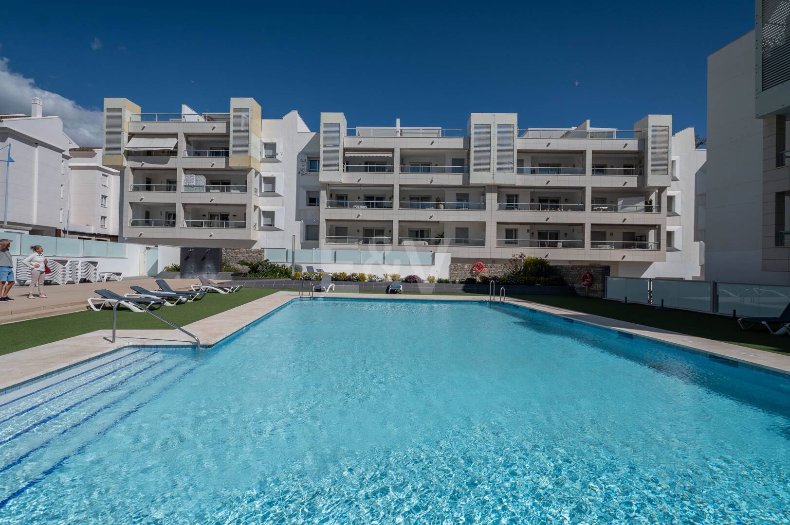 Ático Contemporáneo en la Playa de San Pedro con Vistas al Mar