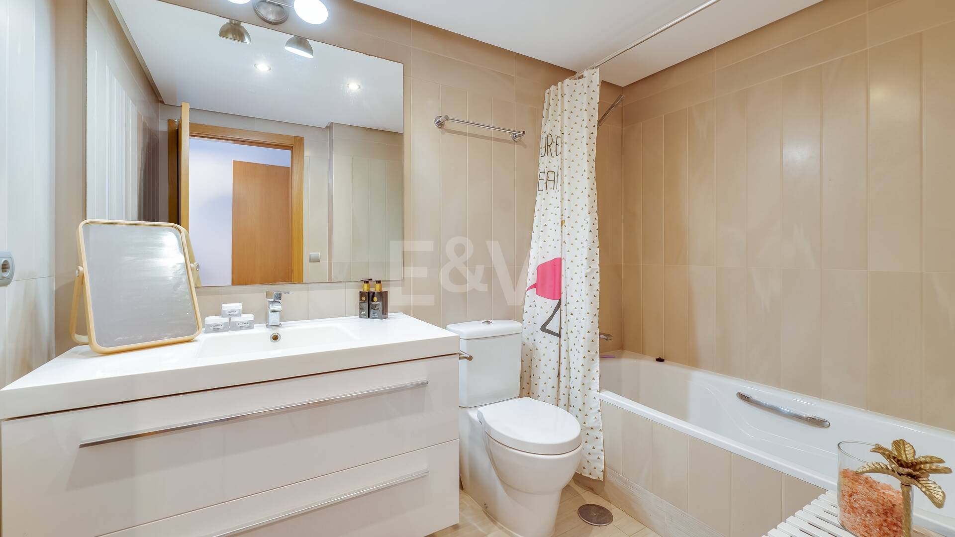 Ático Contemporáneo en la Playa de San Pedro con Vistas al Mar