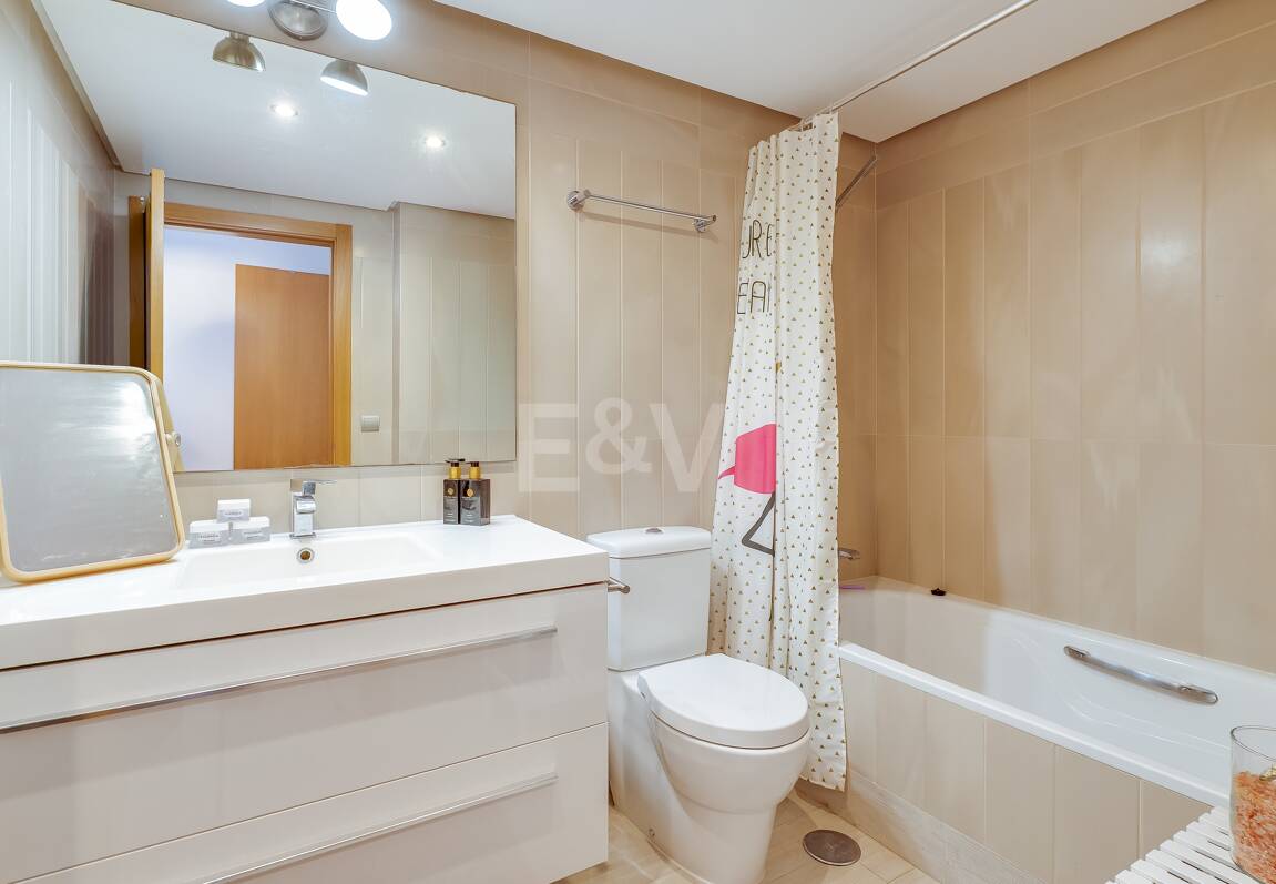 Fantastisk samtida takvåning i San Pedro Beach med Beach och Mountain Views