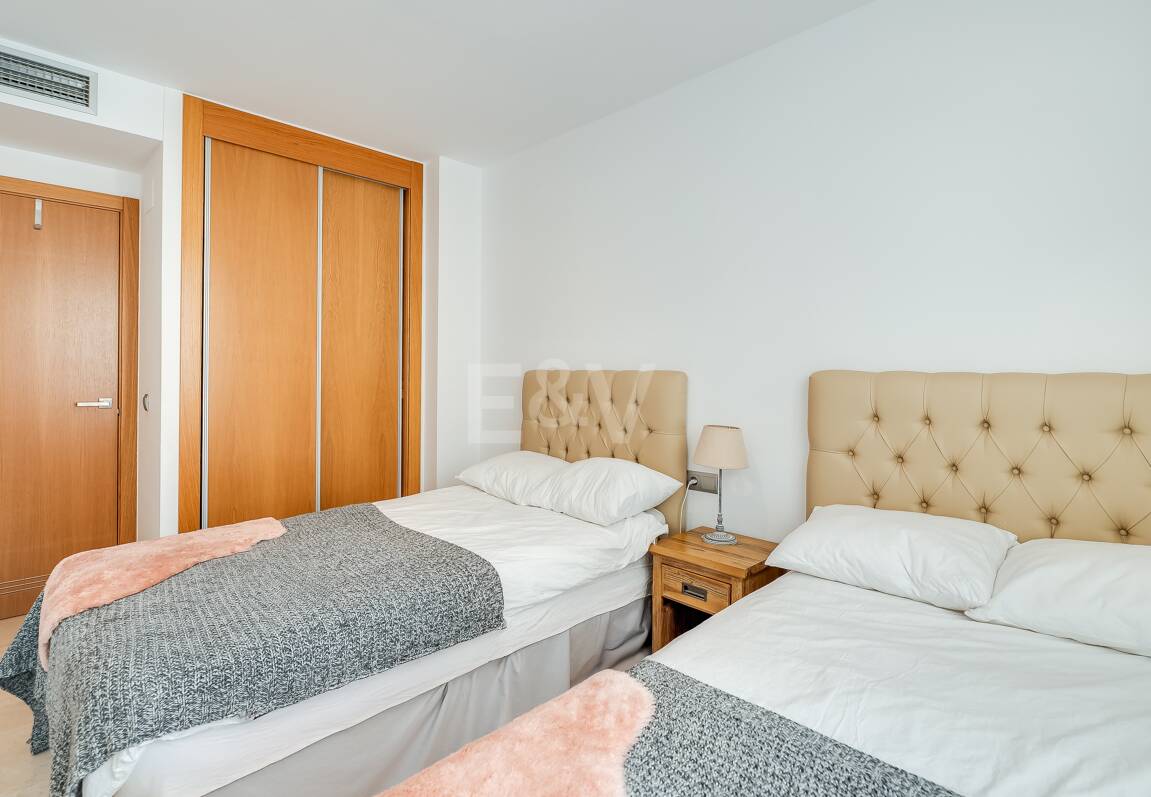 Fantastisk samtida takvåning i San Pedro Beach med Beach och Mountain Views