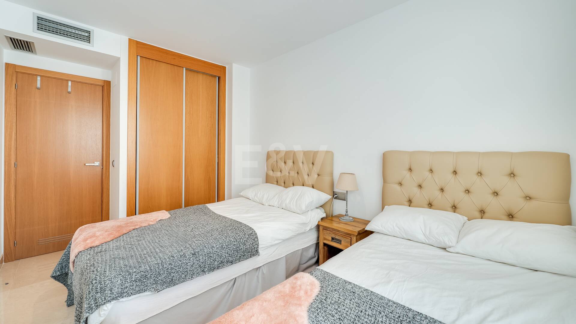 Ático Contemporáneo en la Playa de San Pedro con Vistas al Mar