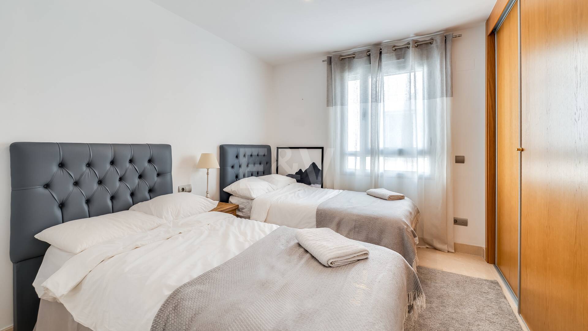 Ático Contemporáneo en la Playa de San Pedro con Vistas al Mar