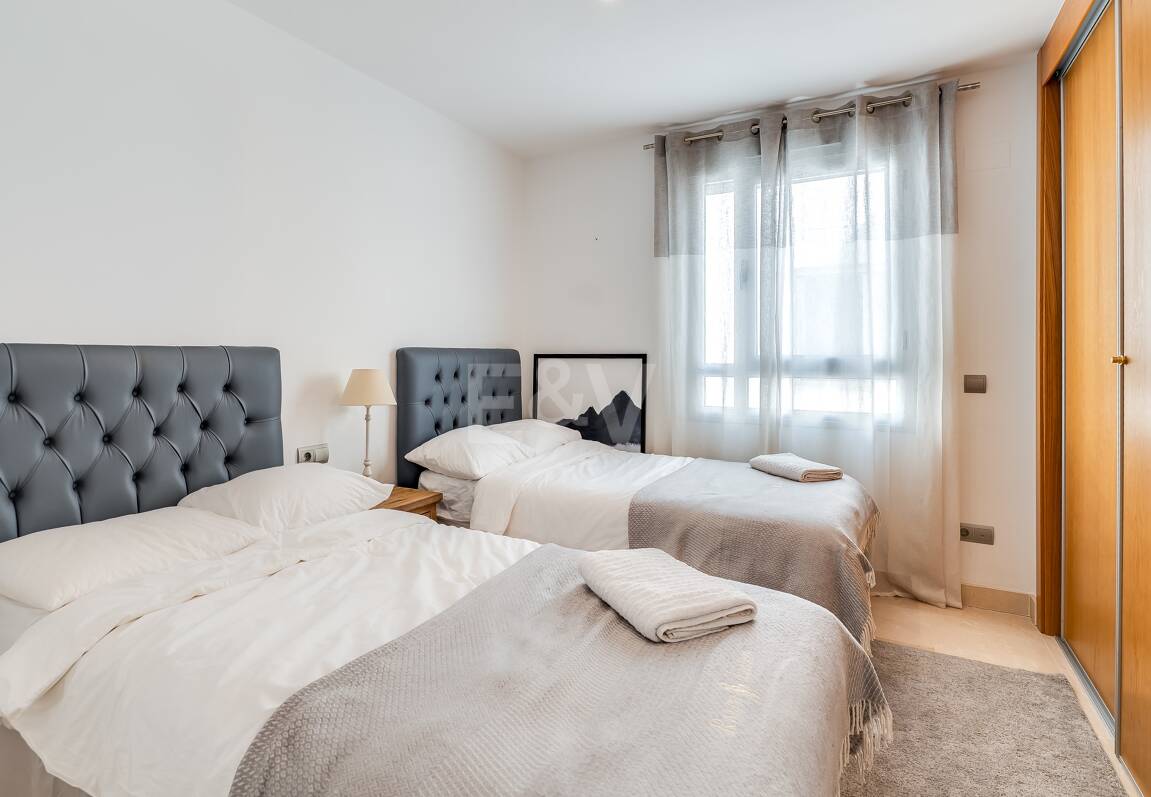 Fantastisk samtida takvåning i San Pedro Beach med Beach och Mountain Views