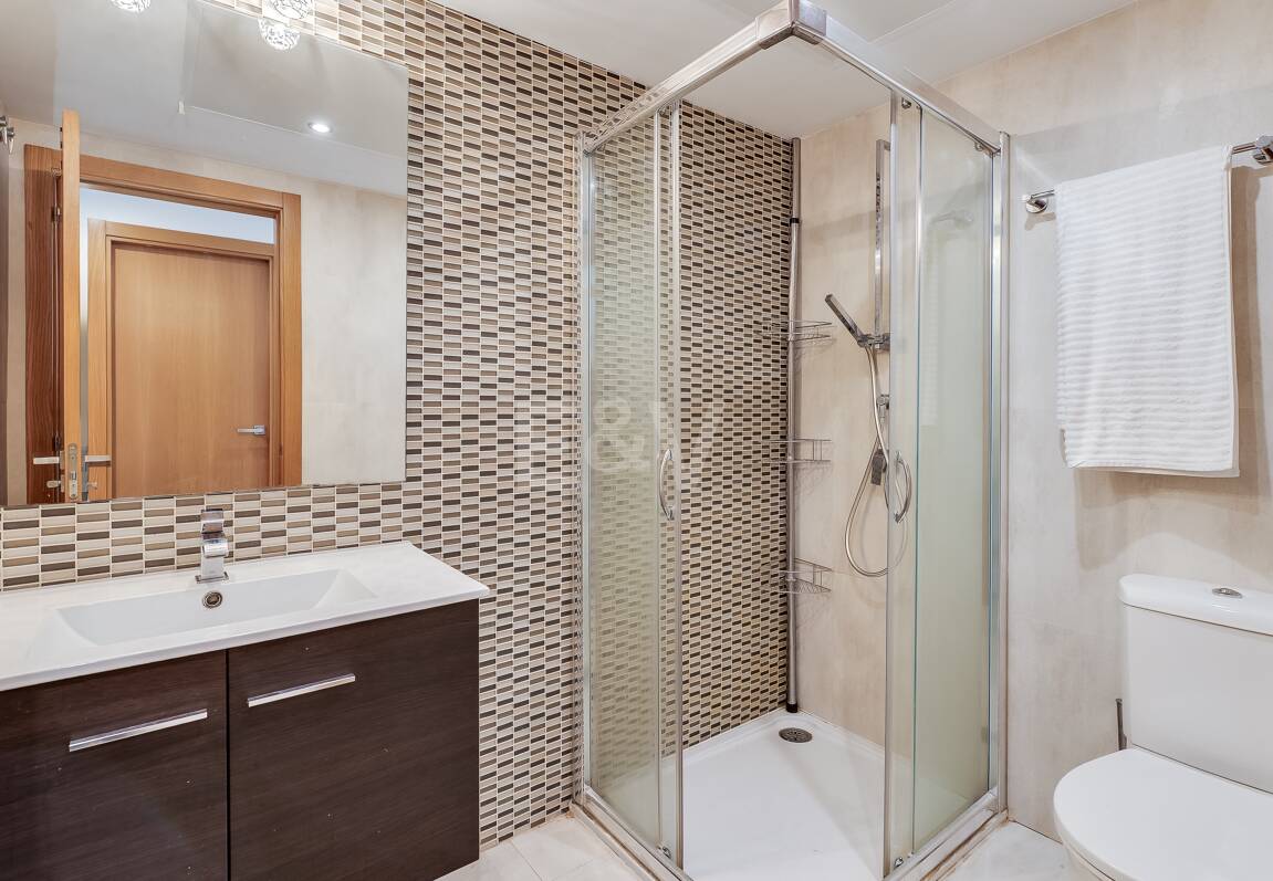 Fantastisk samtida takvåning i San Pedro Beach med Beach och Mountain Views