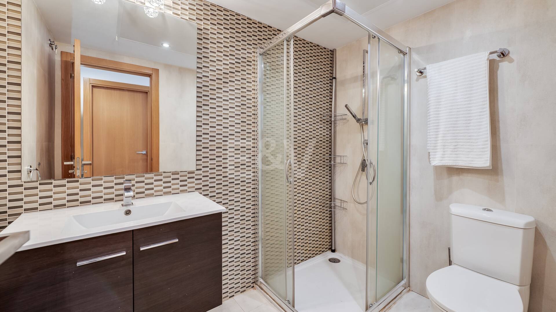 Ático Contemporáneo en la Playa de San Pedro con Vistas al Mar