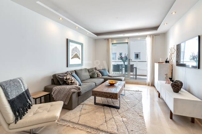 Fantastisk samtida takvåning i San Pedro Beach med Beach och Mountain Views