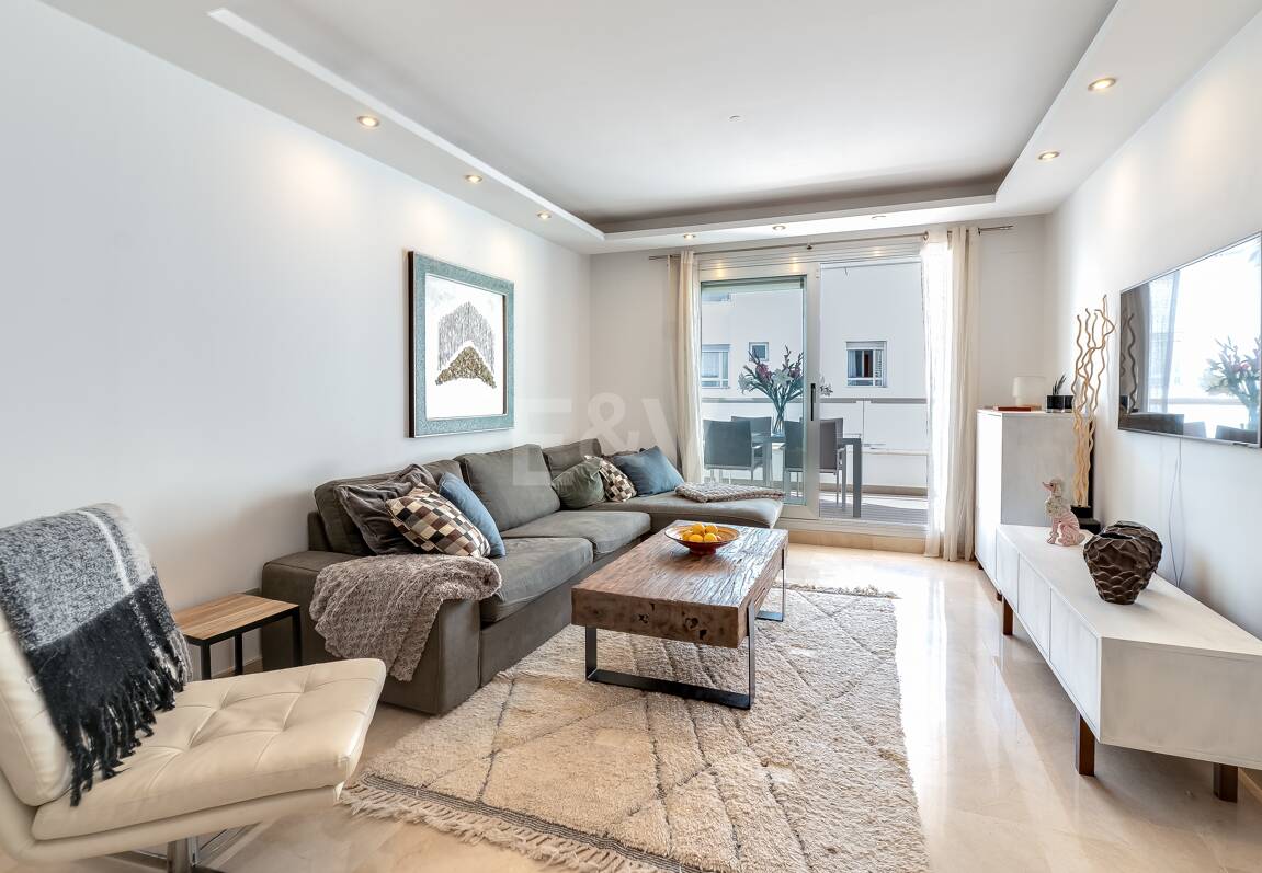 Fantastisk samtida takvåning i San Pedro Beach med Beach och Mountain Views