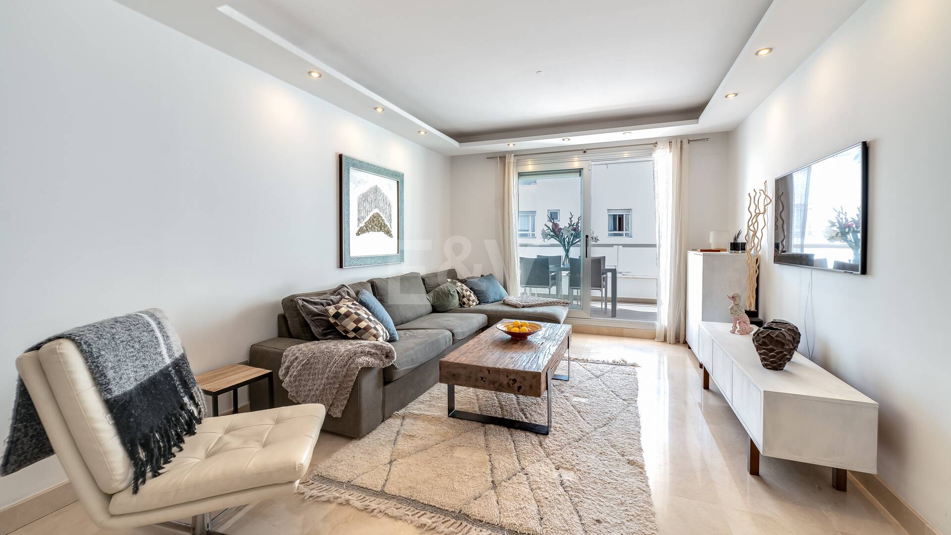 Ático Contemporáneo en la Playa de San Pedro con Vistas al Mar