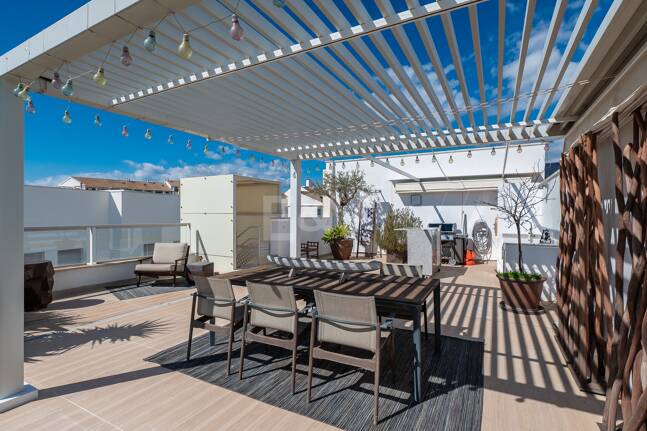 Fantastisk samtida takvåning i San Pedro Beach med Beach och Mountain Views