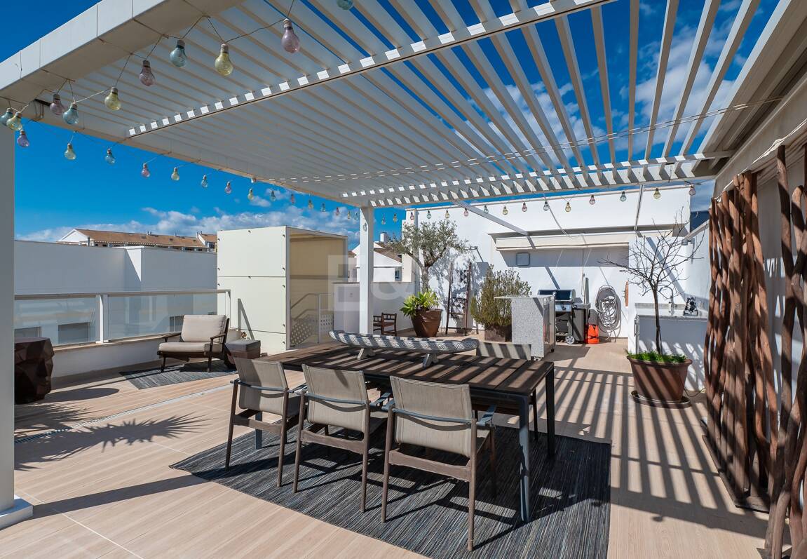 Fantastisk samtida takvåning i San Pedro Beach med Beach och Mountain Views