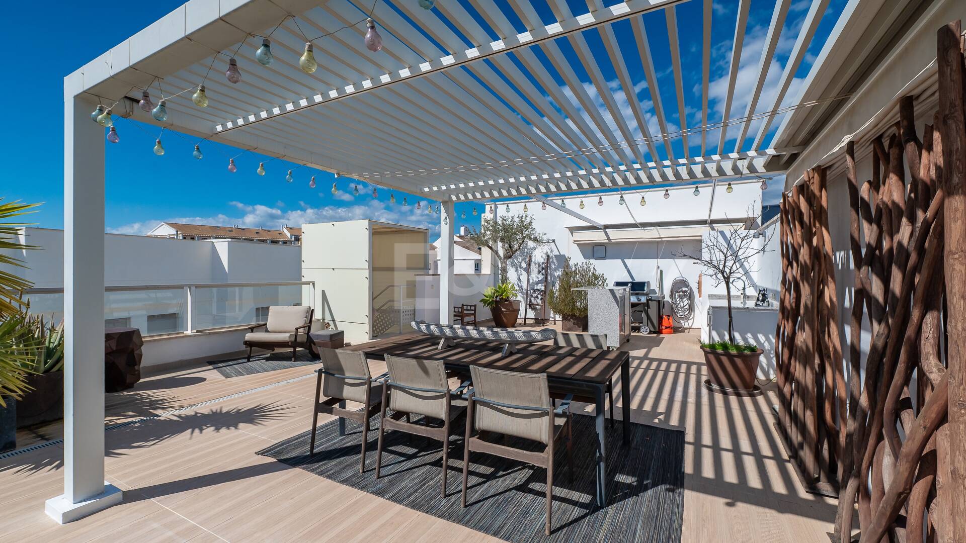 Ático Contemporáneo en la Playa de San Pedro con Vistas al Mar