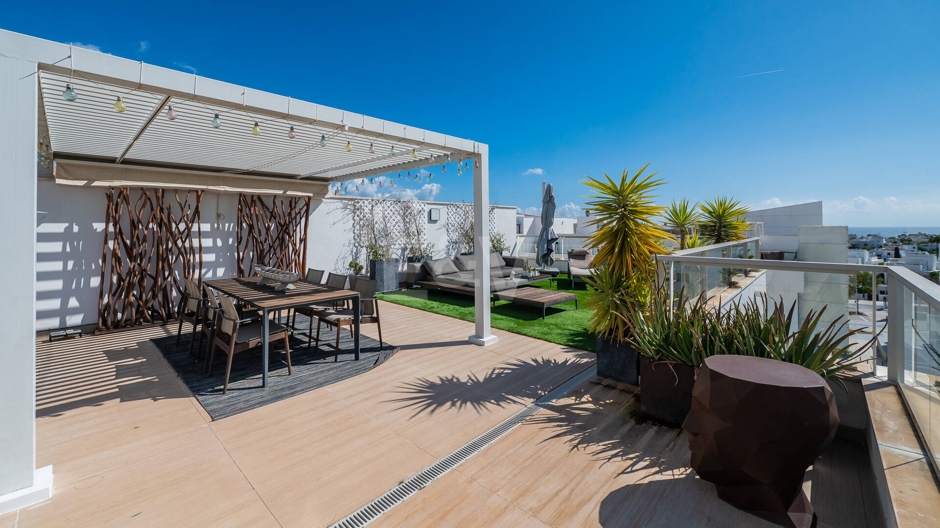 Ático Contemporáneo en la Playa de San Pedro con Vistas al Mar