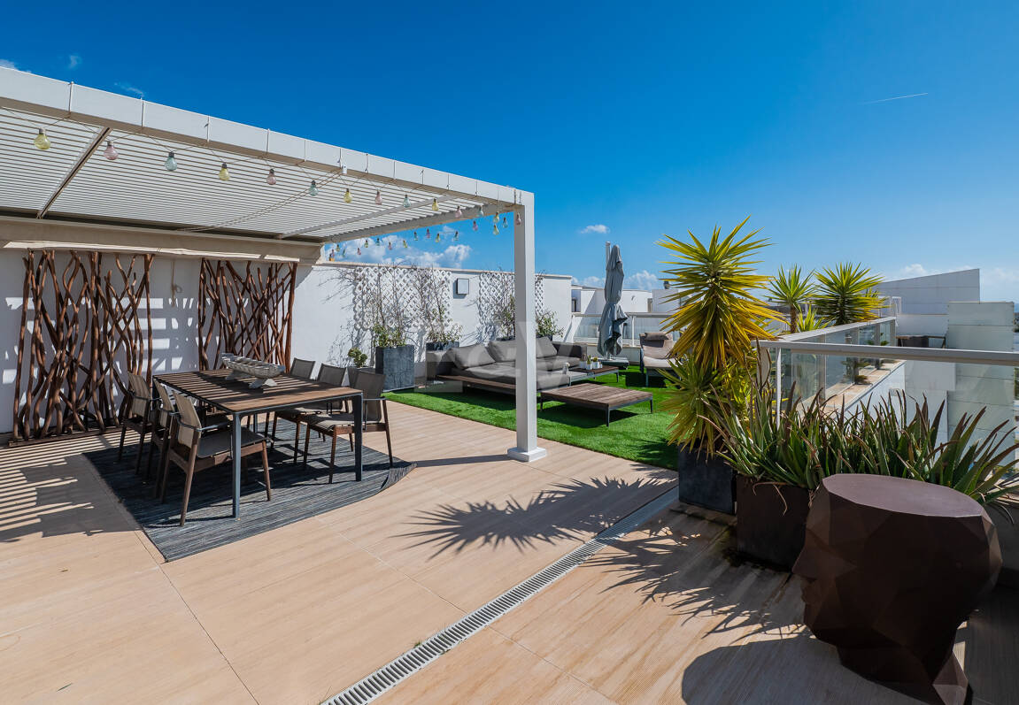 Fantastisk samtida takvåning i San Pedro Beach med Beach och Mountain Views