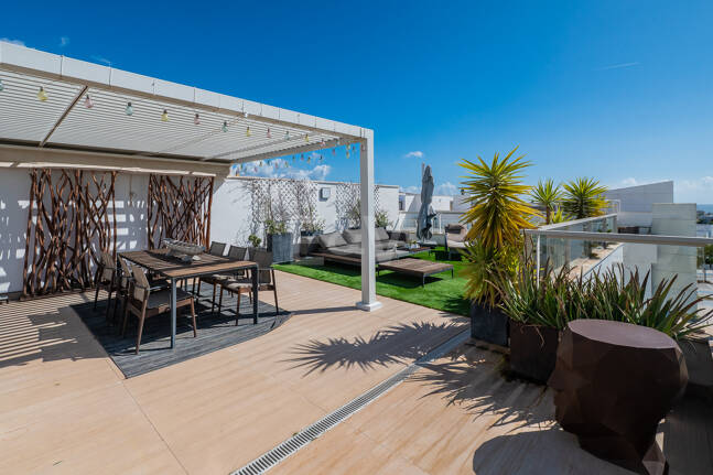 Fantastisk samtida takvåning i San Pedro Beach med Beach och Mountain Views