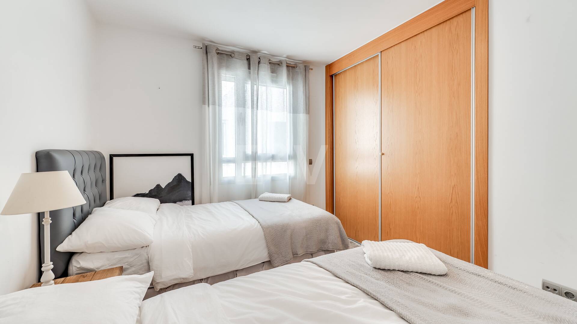 Ático Contemporáneo en la Playa de San Pedro con Vistas al Mar