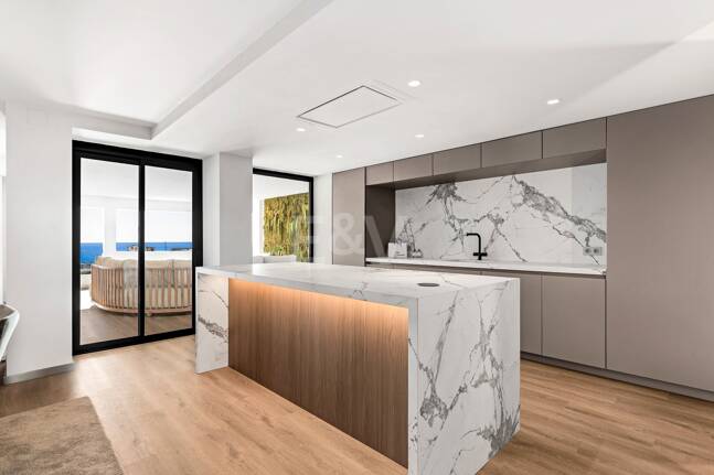 Spacious and modern apartment in Puerto Banús