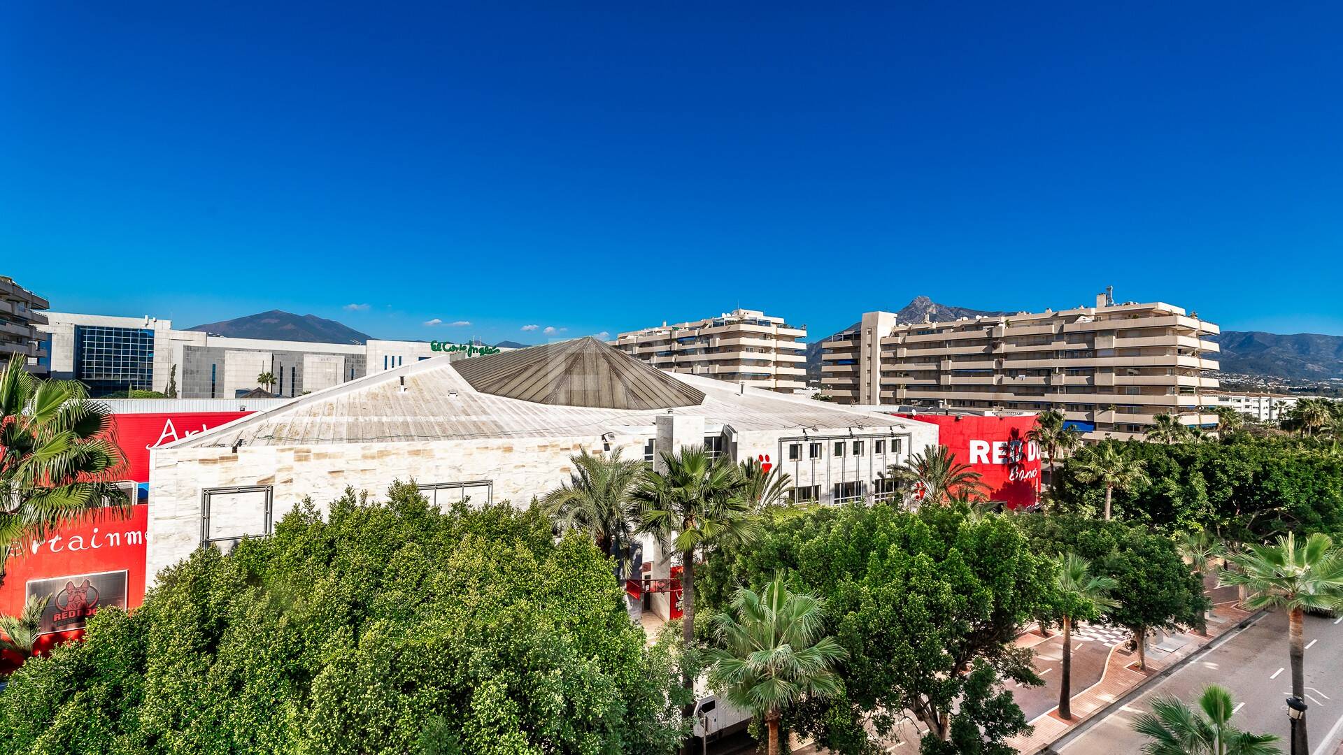 Amplio y moderno apartamento en Puerto Banús