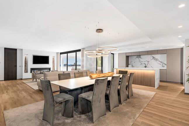 Spacious and modern apartment in Puerto Banús