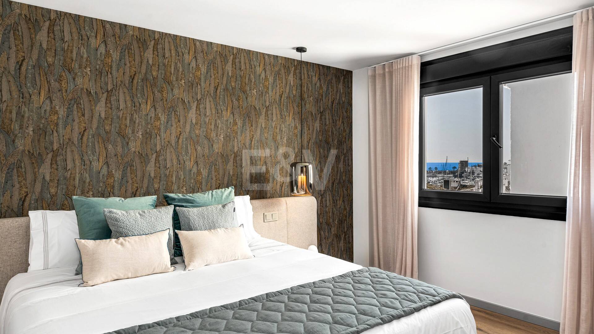 Amplio y moderno apartamento en Puerto Banús