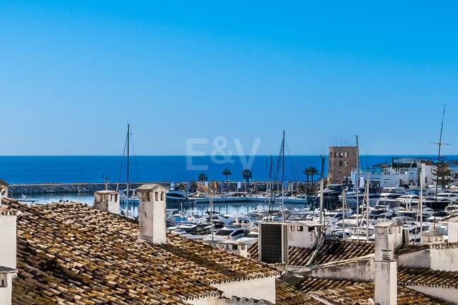 Spacious and modern apartment in Puerto Banús