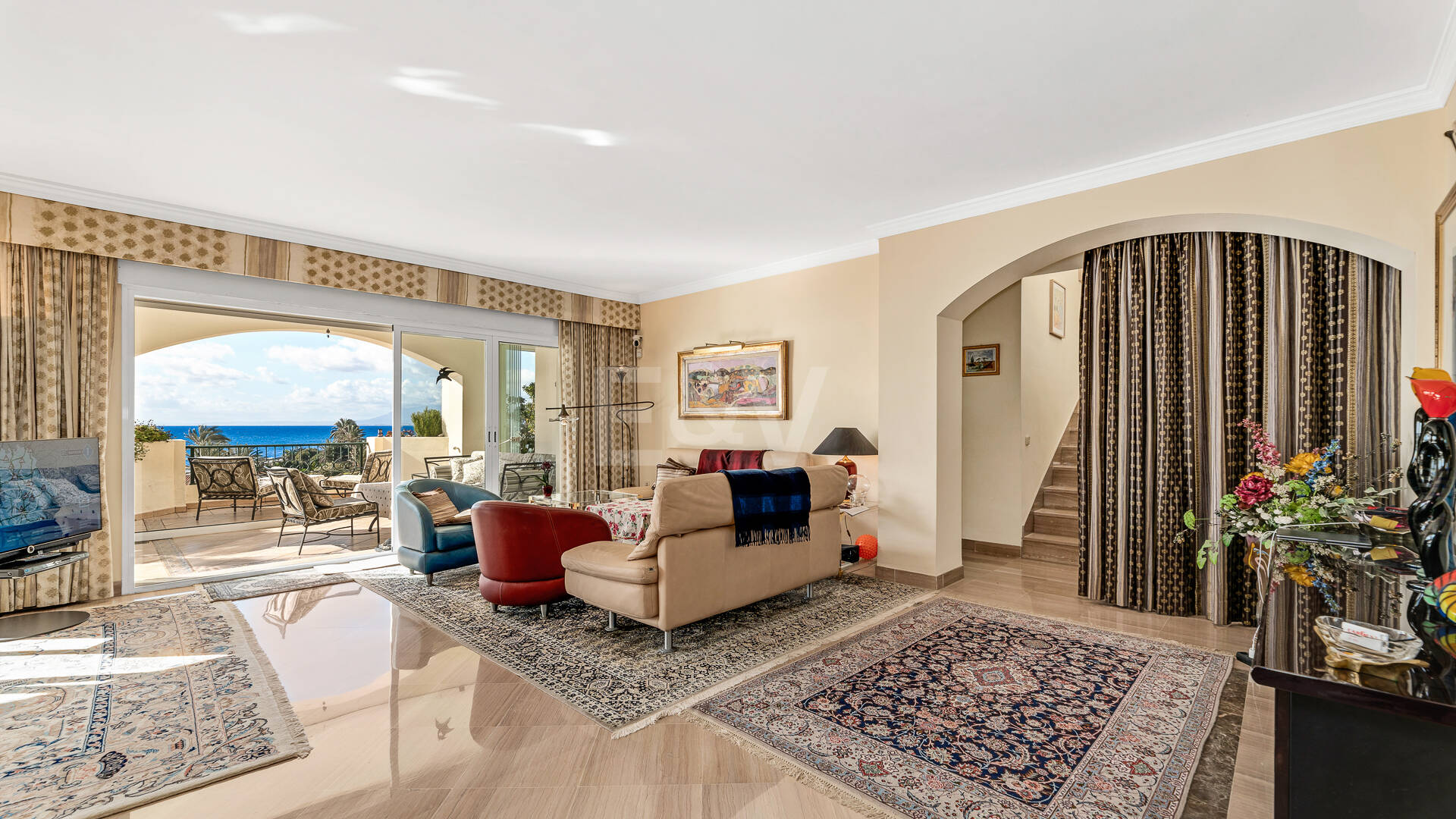 Ático de lujo en Elviria en primera línea con vistas al mar