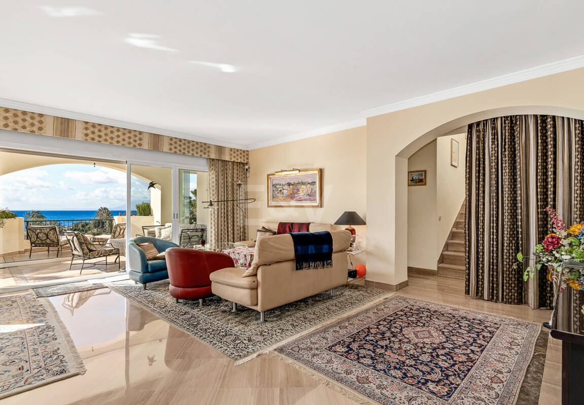 Lyx Frontline Beach Penthouse i Elviria med havsutsikt