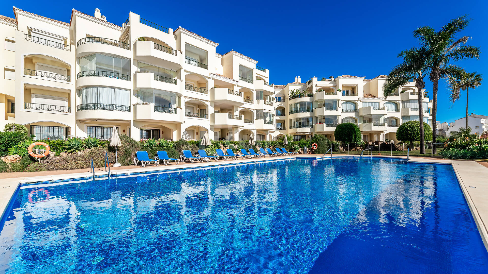 Lyx Frontline Beach Penthouse i Elviria med havsutsikt