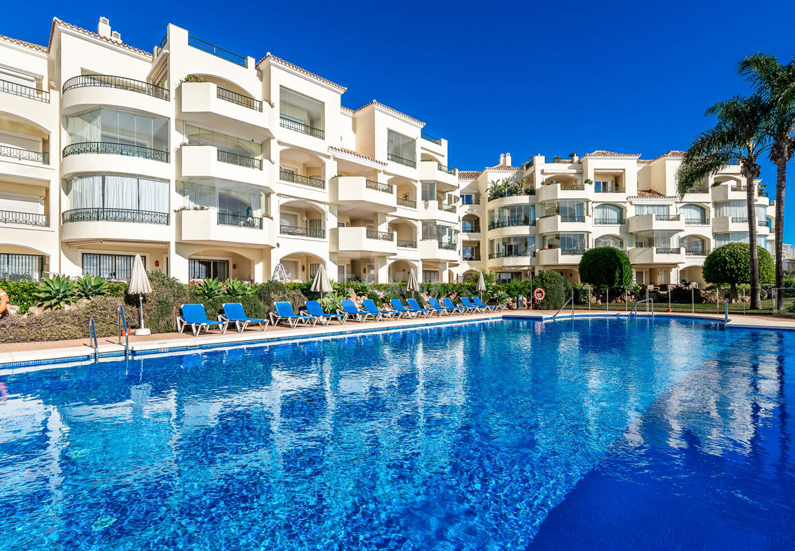 Lyx Frontline Beach Penthouse i Elviria med havsutsikt