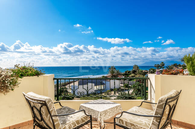 Lyx Frontline Beach Penthouse i Elviria med havsutsikt