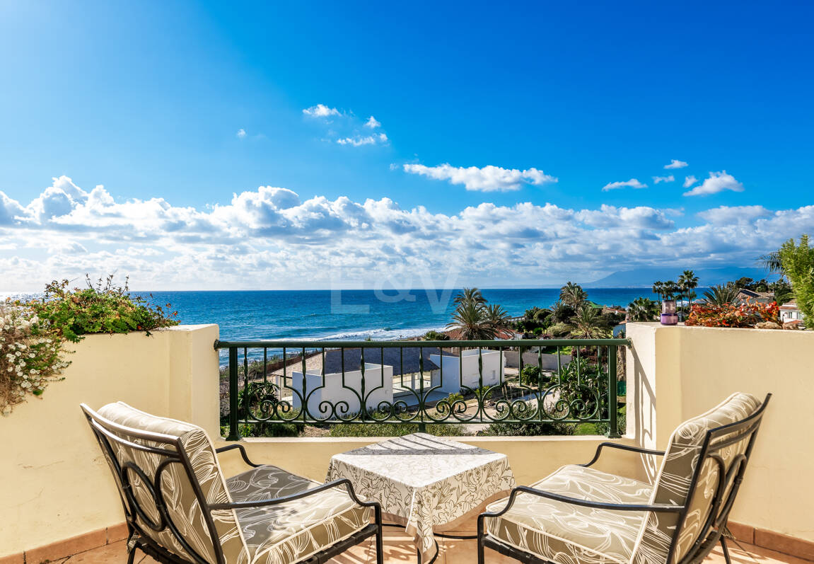 Lyx Frontline Beach Penthouse i Elviria med havsutsikt