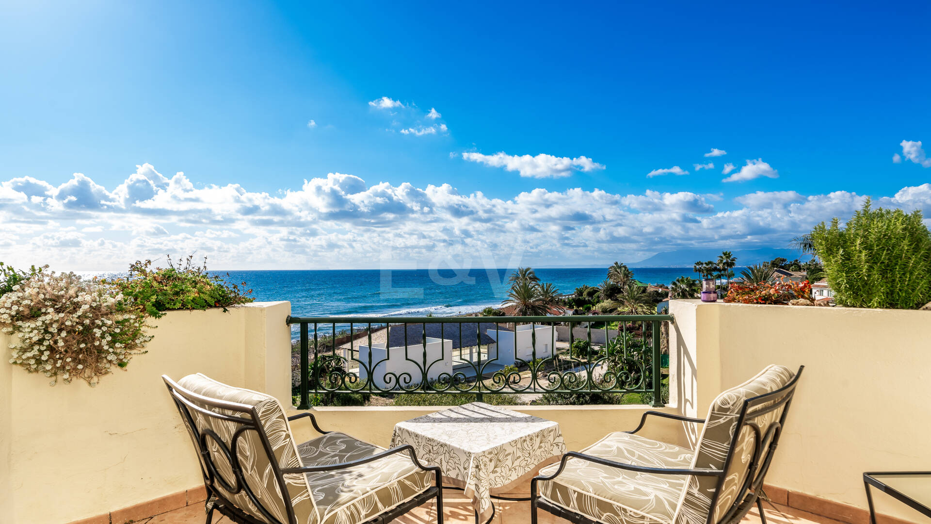 Lyx Frontline Beach Penthouse i Elviria med havsutsikt