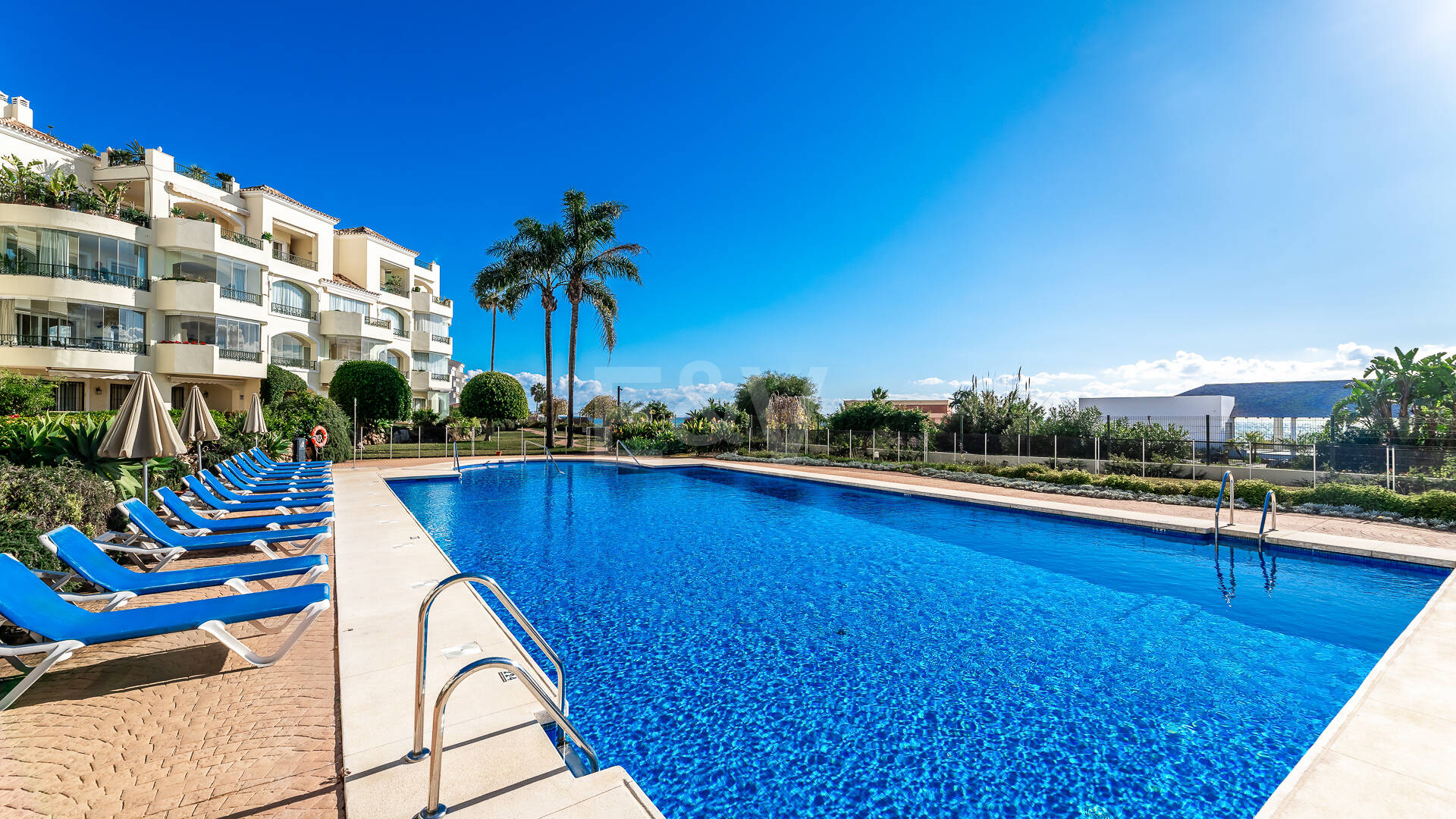 Lyx Frontline Beach Penthouse i Elviria med havsutsikt