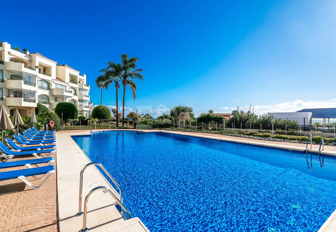 Lyx Frontline Beach Penthouse i Elviria med havsutsikt