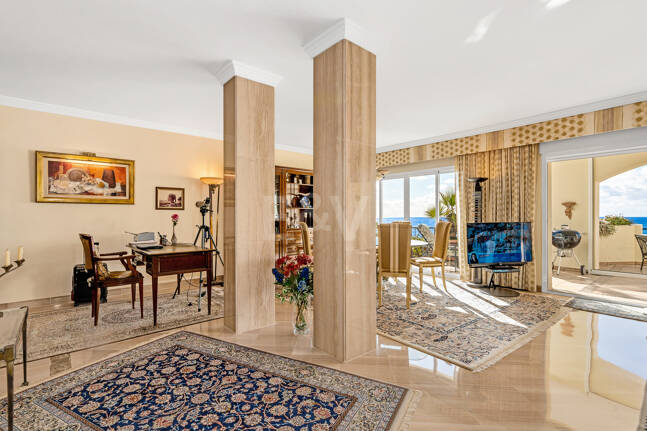 Lyx Frontline Beach Penthouse i Elviria med havsutsikt