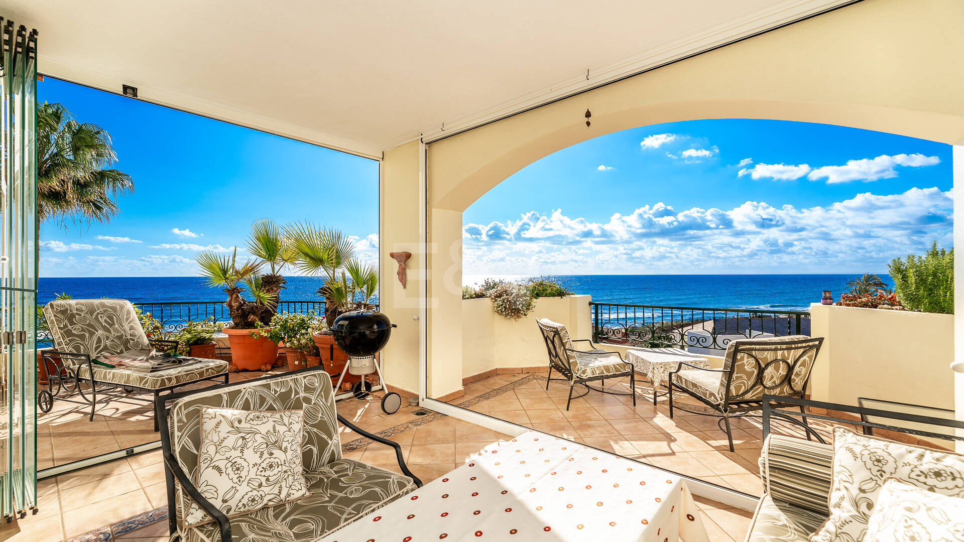 Ático de lujo en Elviria en primera línea con vistas al mar