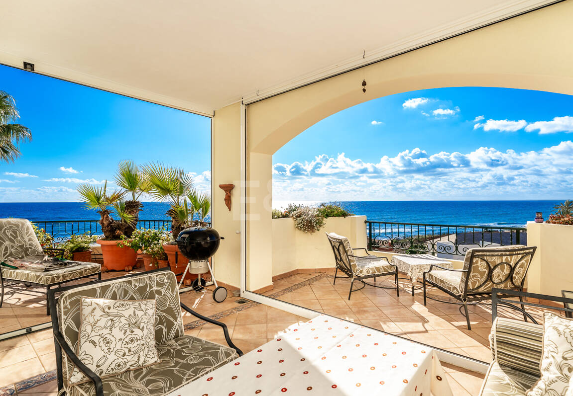 Lyx Frontline Beach Penthouse i Elviria med havsutsikt
