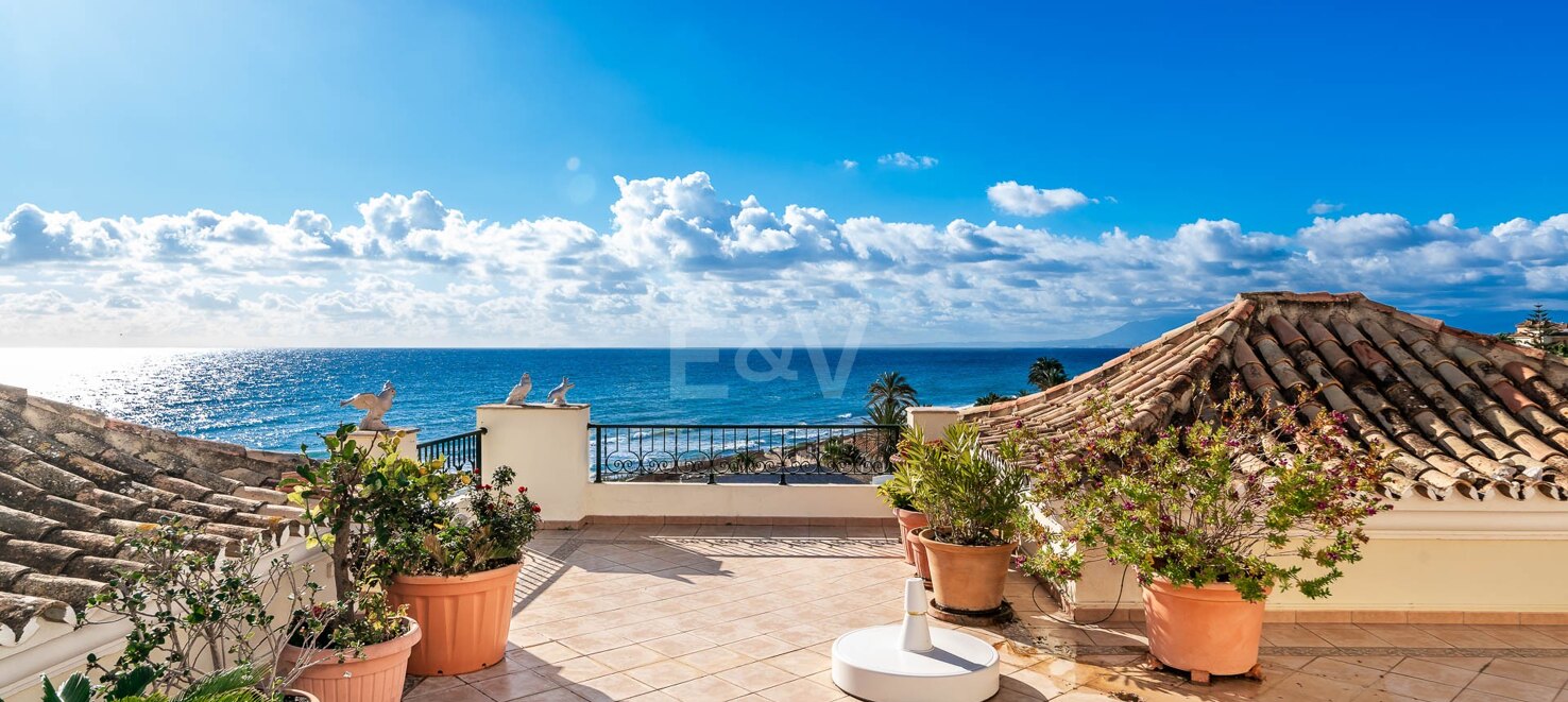 Ático de lujo en Elviria en primera línea con vistas al mar