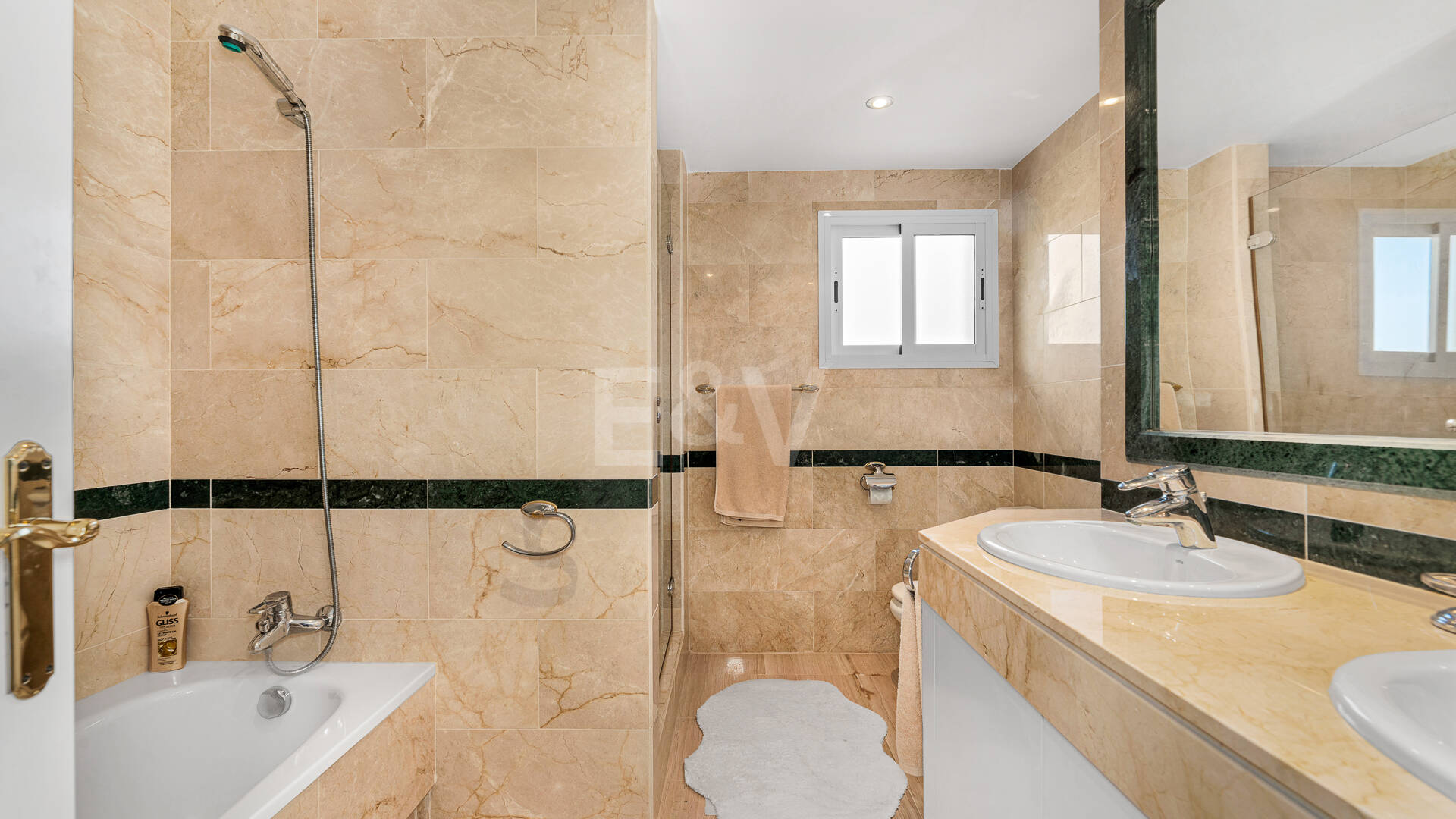 Lyx Frontline Beach Penthouse i Elviria med havsutsikt