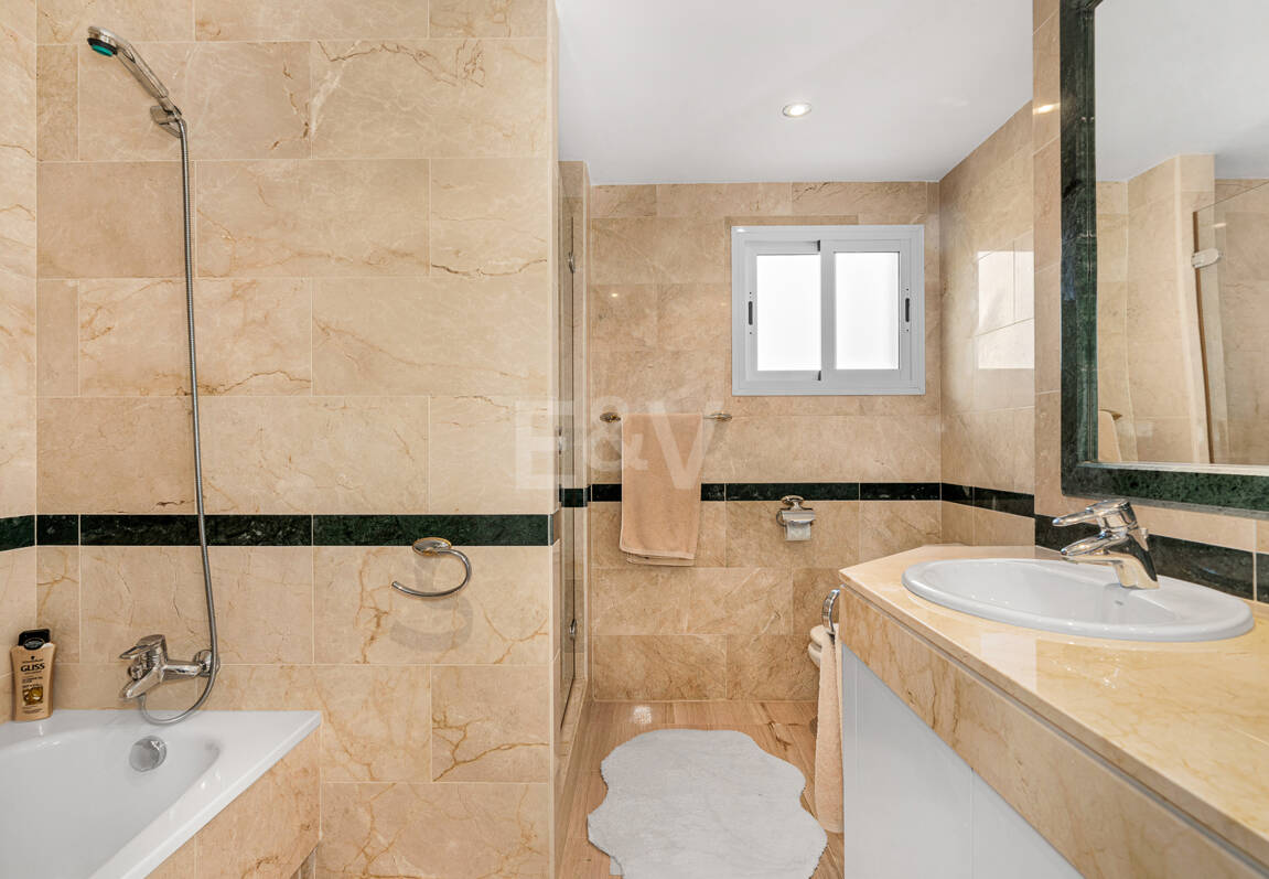 Lyx Frontline Beach Penthouse i Elviria med havsutsikt