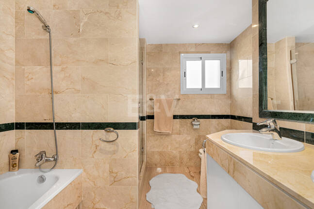 Lyx Frontline Beach Penthouse i Elviria med havsutsikt