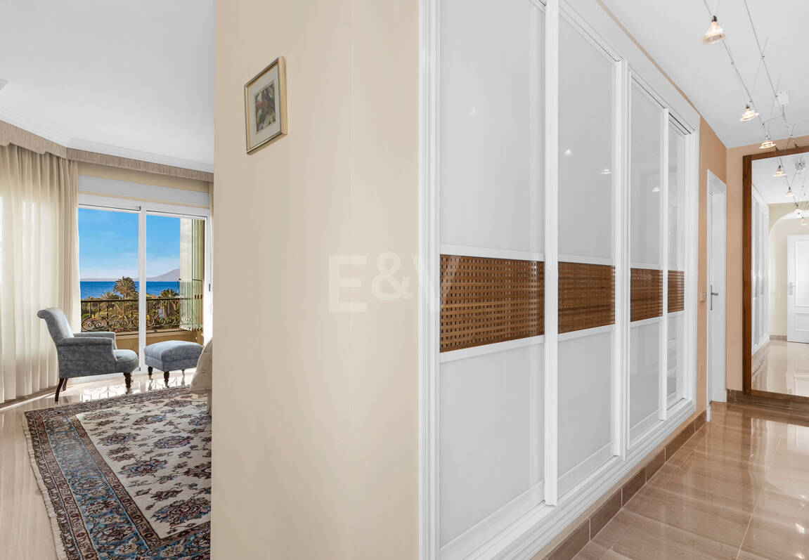 Lyx Frontline Beach Penthouse i Elviria med havsutsikt