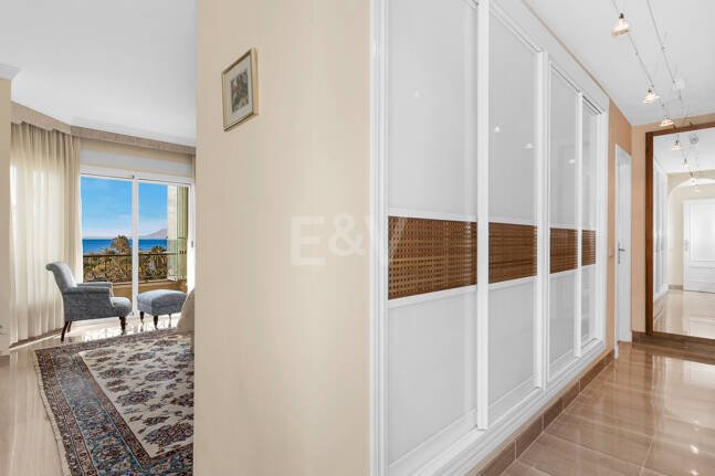 Lyx Frontline Beach Penthouse i Elviria med havsutsikt