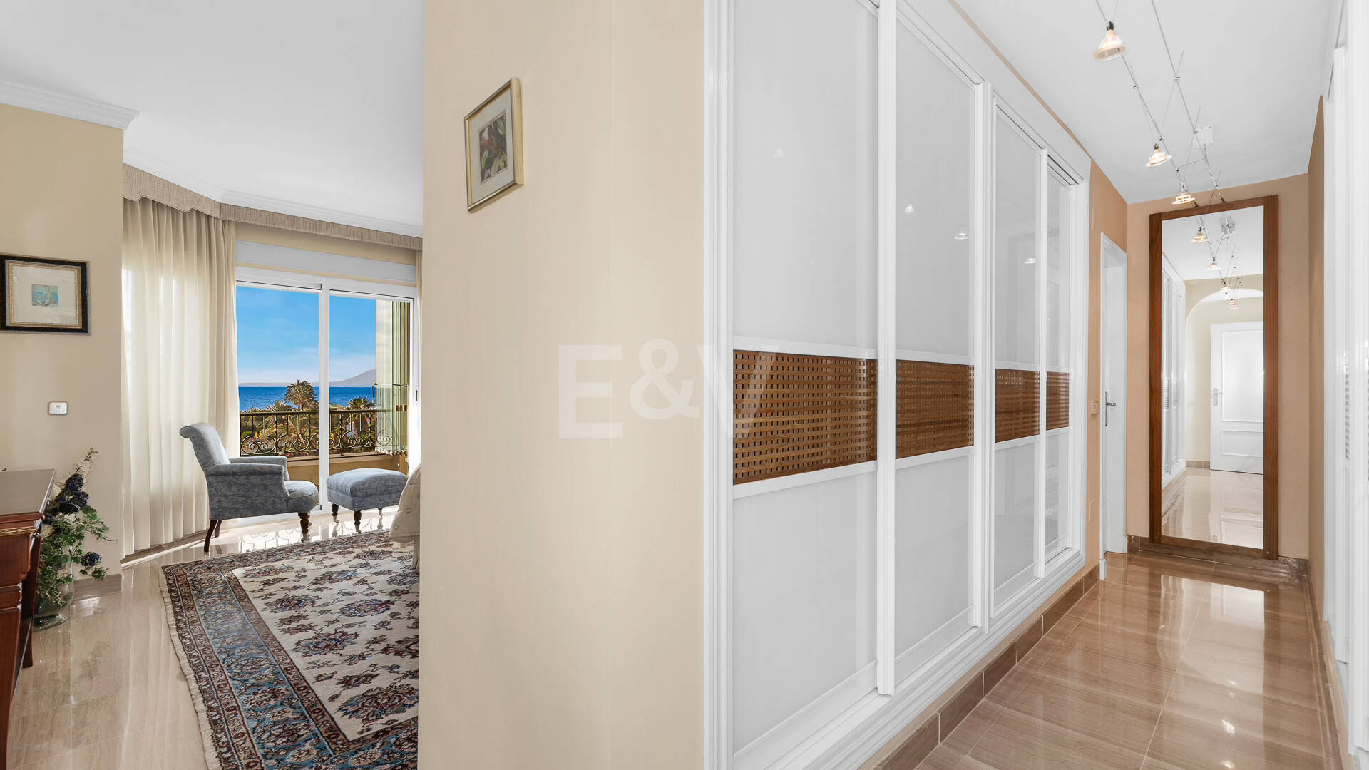 Lyx Frontline Beach Penthouse i Elviria med havsutsikt