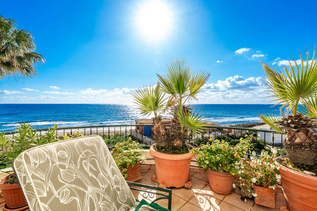 Lyx Frontline Beach Penthouse i Elviria med havsutsikt