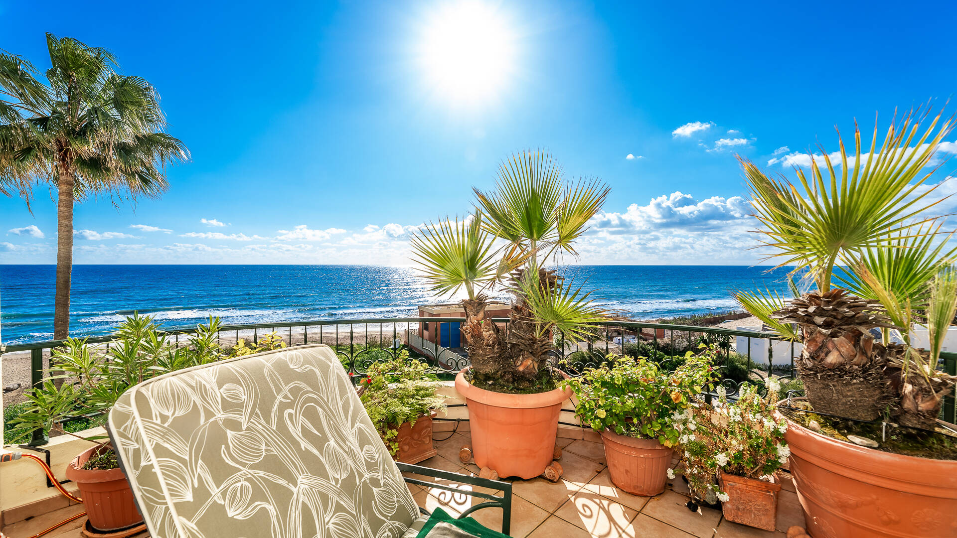 Ático de lujo en Elviria en primera línea con vistas al mar