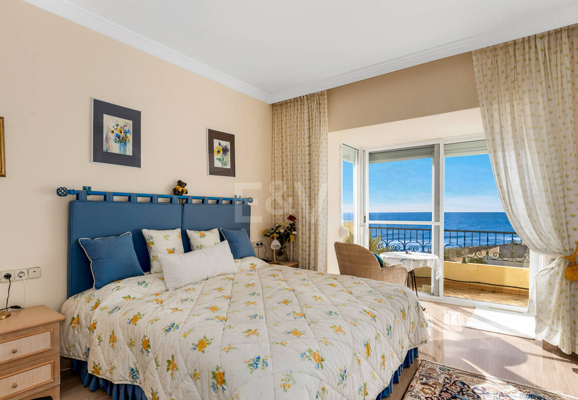 Lyx Frontline Beach Penthouse i Elviria med havsutsikt