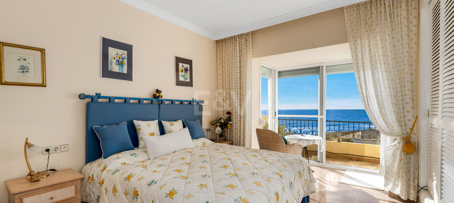 Lyx Frontline Beach Penthouse i Elviria med havsutsikt