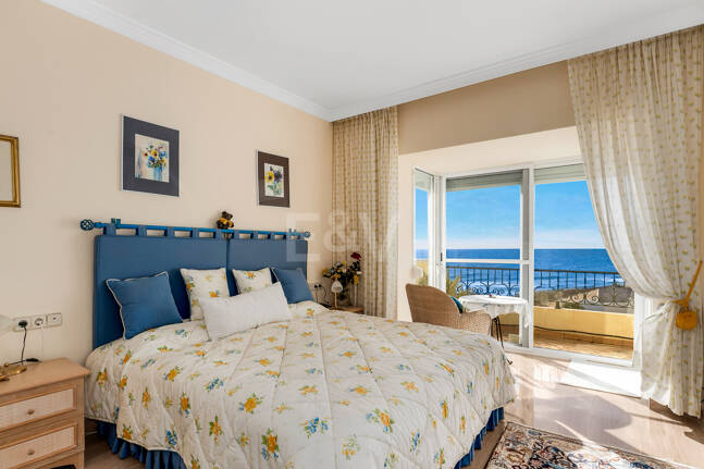 Lyx Frontline Beach Penthouse i Elviria med havsutsikt